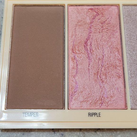I ❤️ REVOLUTION PRALINE HIGHLIGHTER PALETTE - Picture 6 of 11